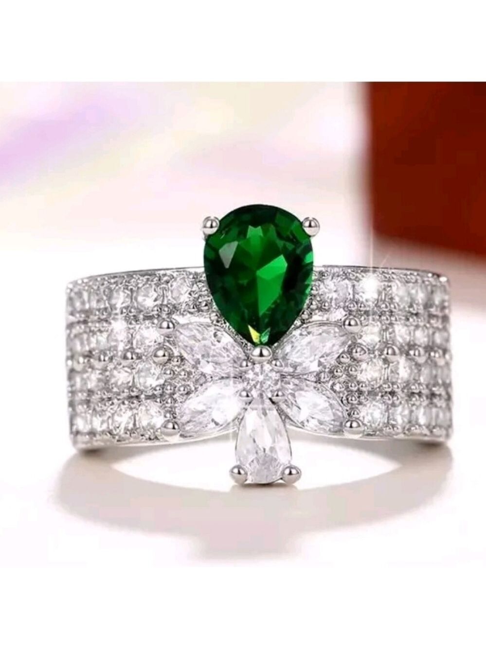 NWOT Deep Sparkle Emerald Green & Shiny White CZ Flower Engagement Women's Ring
